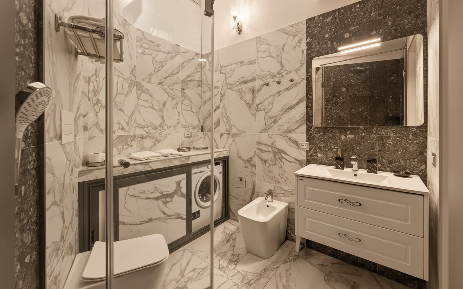 Il bagno completo con doccia, lavabo e lavatrice