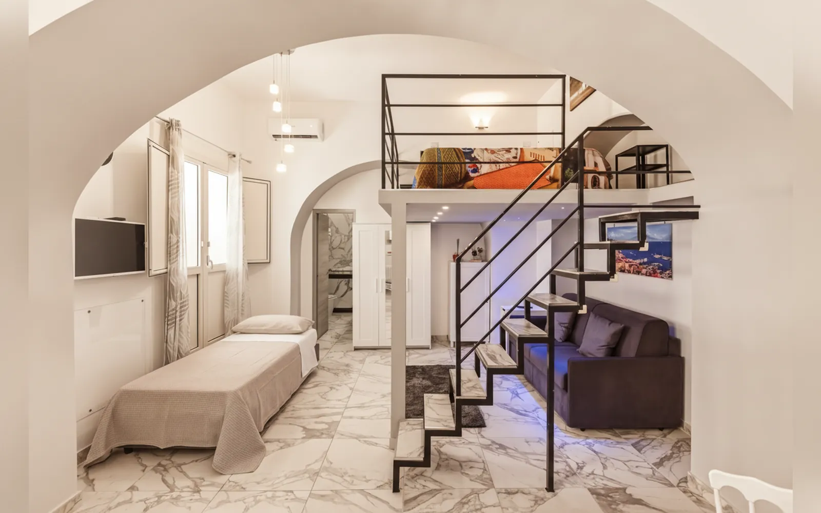 Ambiente con letto singolo, scala e zona giorno (foto 4)