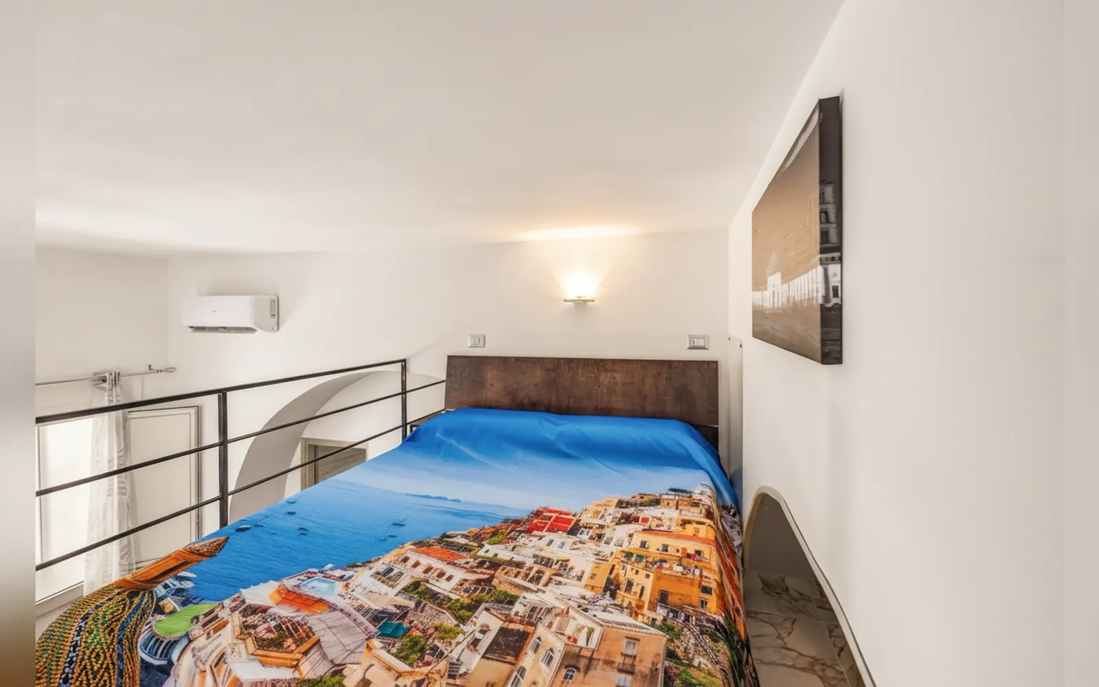 Letto matrimoniale con copriletto colorato e climatizzatore (foto 5)