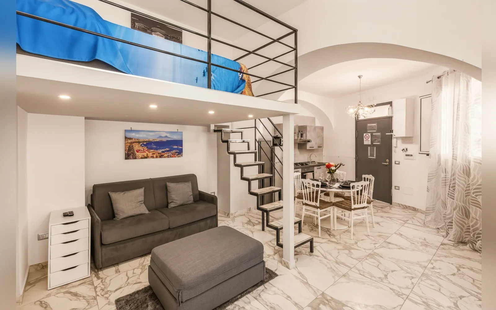 Zona giorno con divano letto e tavolo da pranzo (foto 7)
