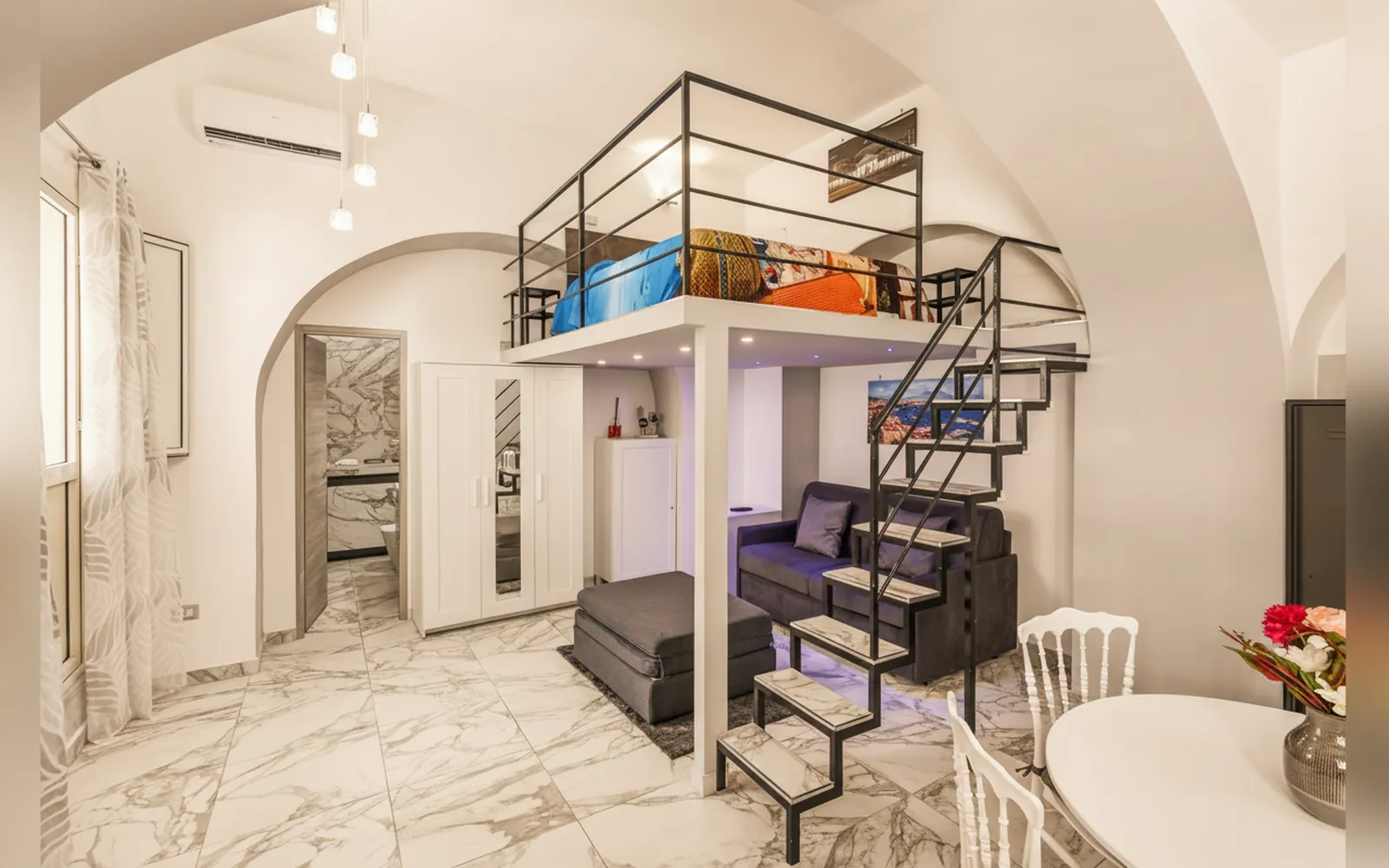 Gli spazi dell'appartamento con divano letto e zona pranzo (foto 8)