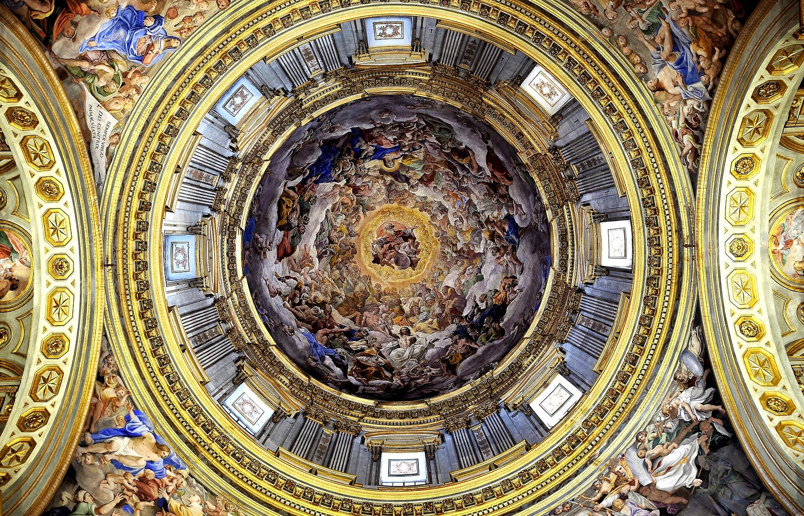 Cupola affrescata della Reale Cappella del Tesoro di San Gennaro nel Duomo di Napoli, con decorazioni dorate