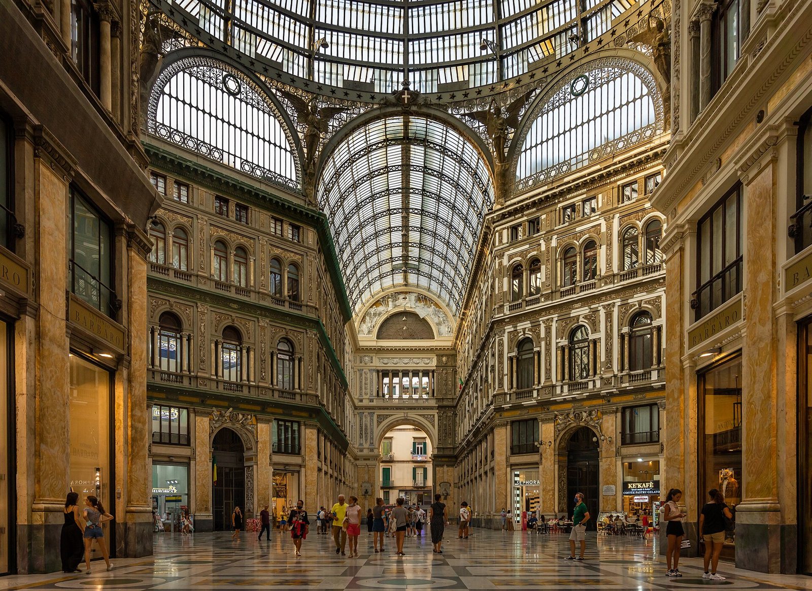 Interno della Galleria Umberto I a Napoli con la grande copertura in ferro e vetro, le facciate decorate e il pavimento a mosaico