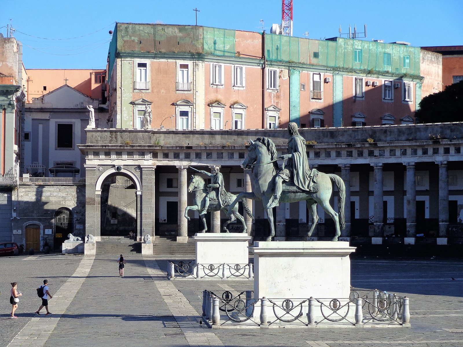 Piazza del Plebiscito a Napoli con le statue equestri in bronzo davanti al colonnato di San Francesco di Paola