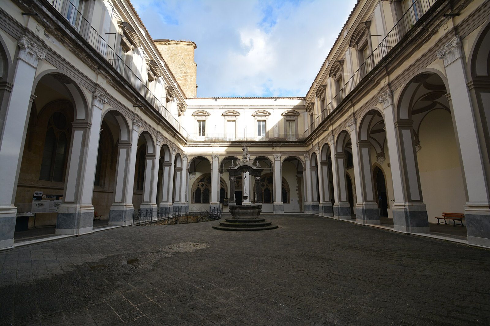 Il chiostro del complesso di San Lorenzo Maggiore a Napoli, con il porticato ad archi e il pozzo al centro del cortile