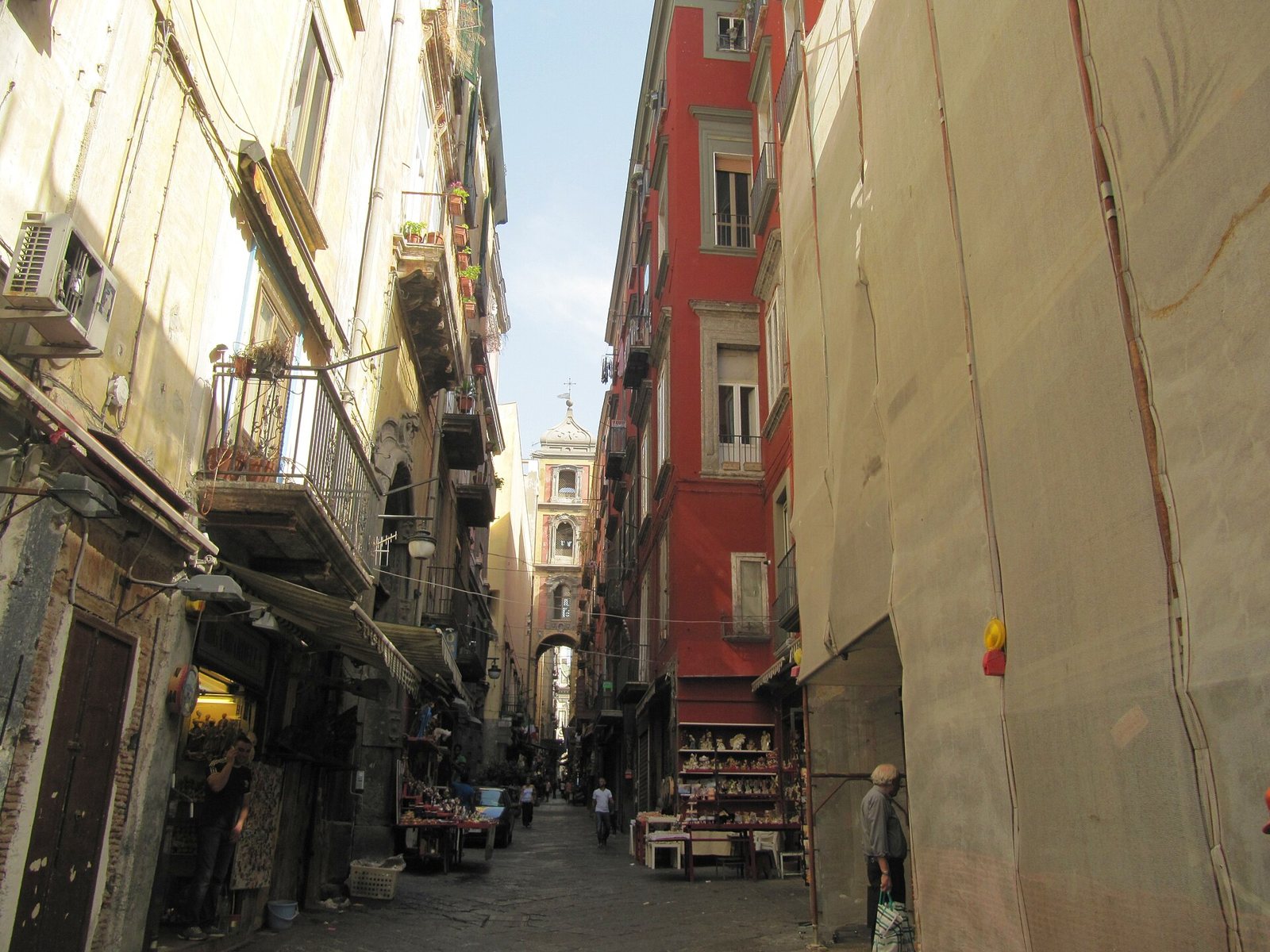 Via San Gregorio Armeno a Napoli, stretta strada del centro storico con botteghe di presepi e il campanile sullo sfondo