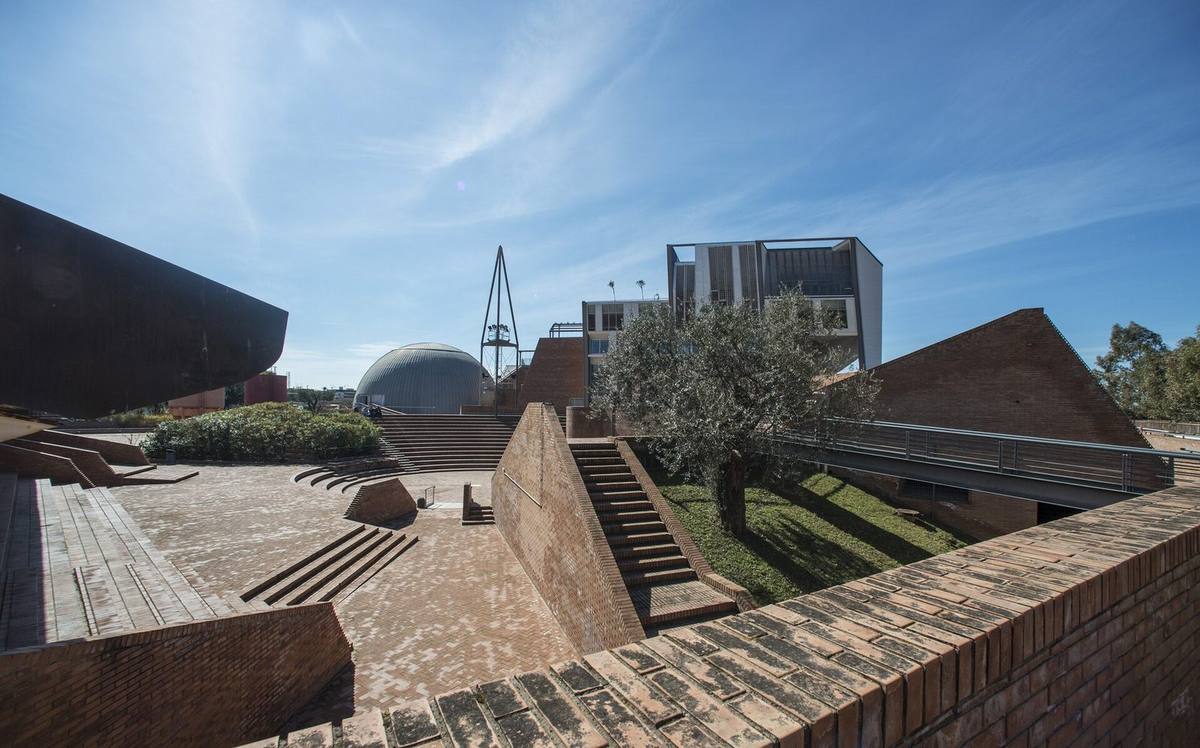 Edificio moderno Corporea con strutture geometriche, parte del complesso scientifico