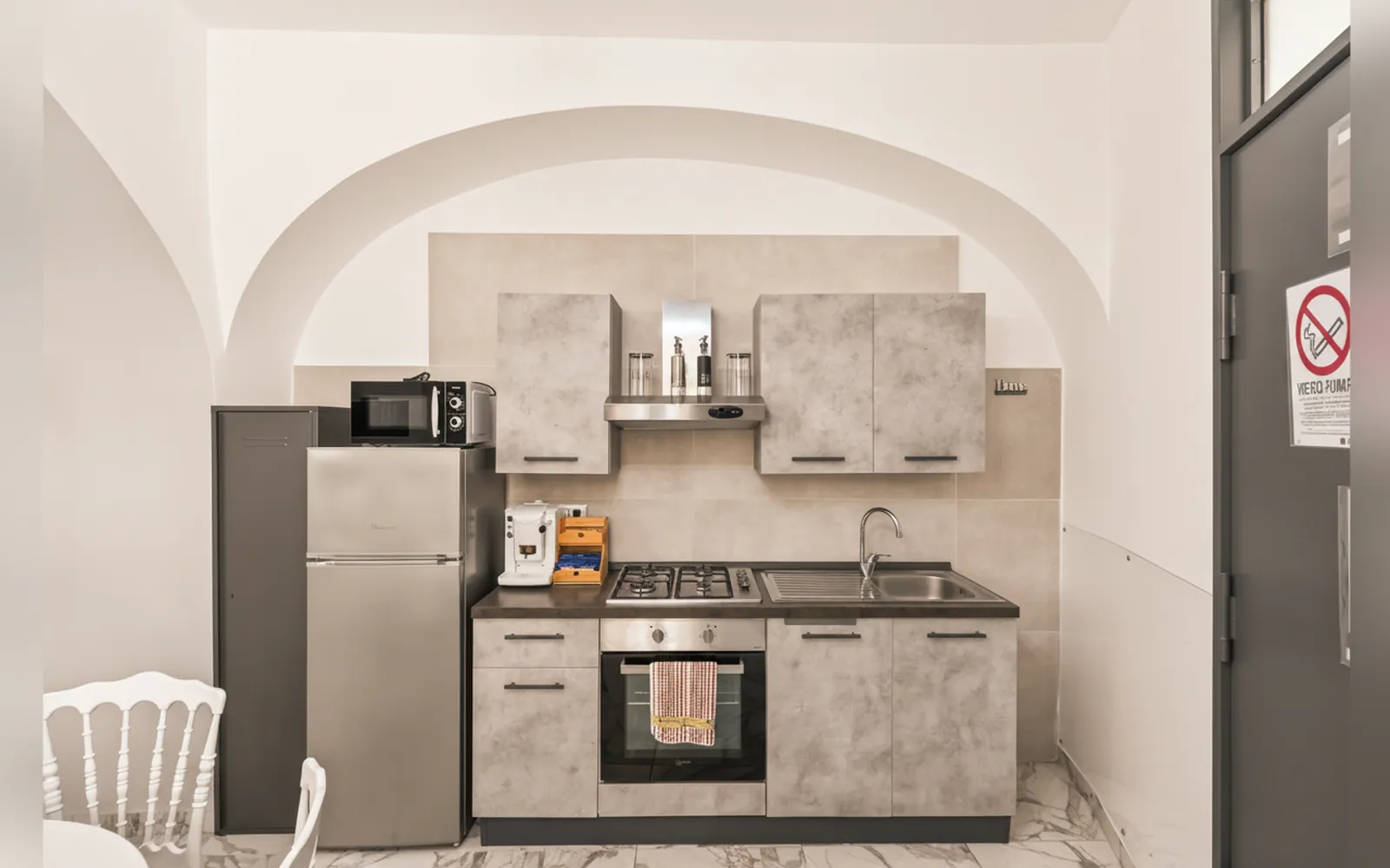 La cucina completa dell'appartamento
